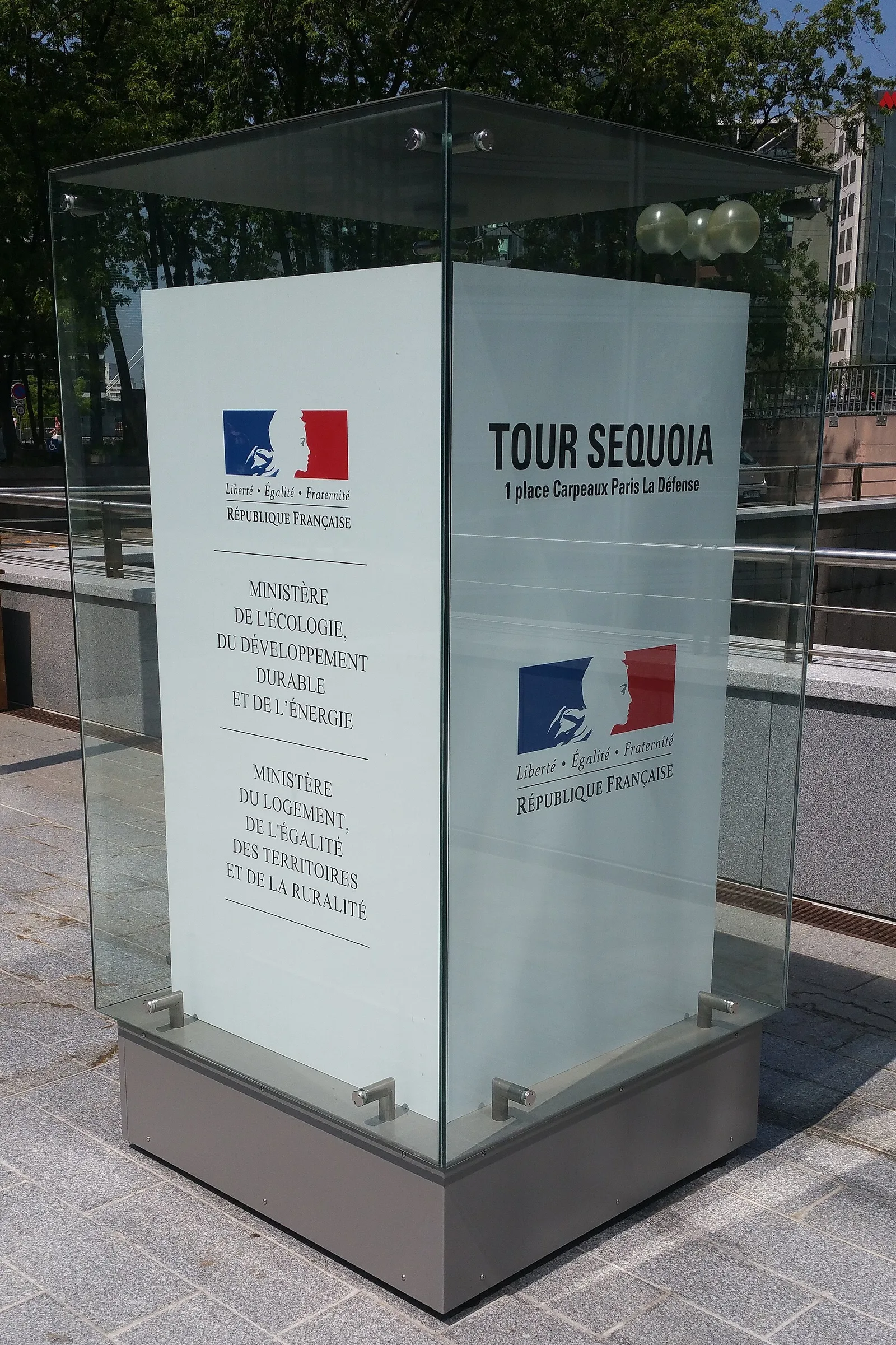 La tour Séquoia à La Défense, qui accueille des services ministériels, photographiée en juillet 2015.